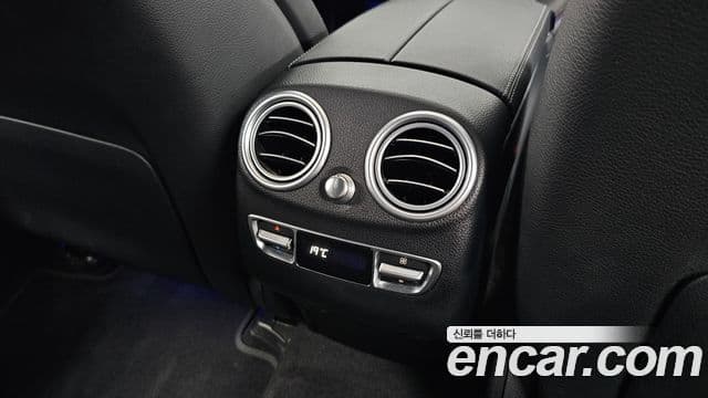 Mercedes-Benz EQC 2020 — ფოტო 20/34