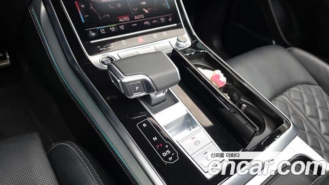 Audi Q8 2023 — Photo 18/31