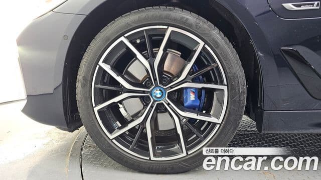 BMW 5 Series 2023 — ფოტო 8/36
