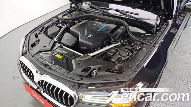BMW 5 Series 2023 — ფოტო 33/36