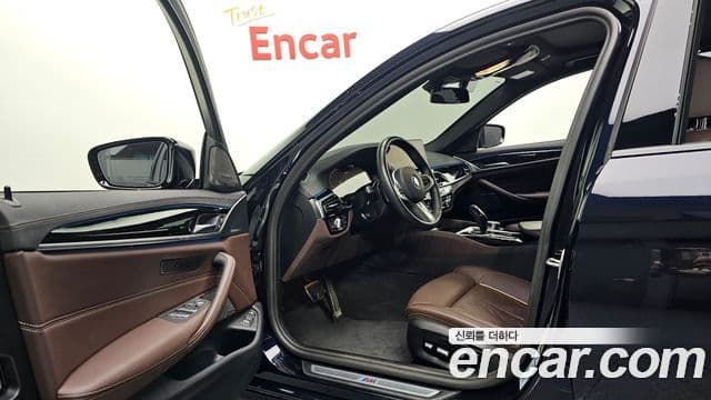 BMW 5 Series 2023 — ფოტო 34/36
