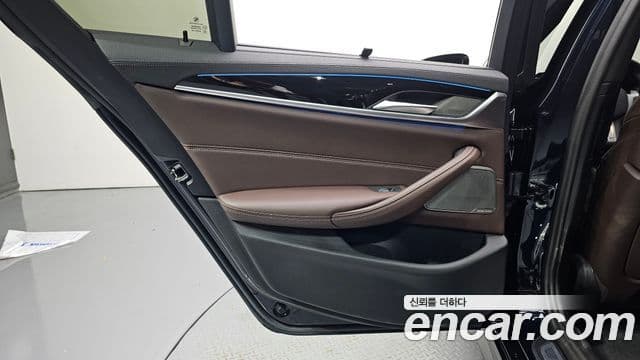 BMW 5 Series 2023 — ფოტო 35/36