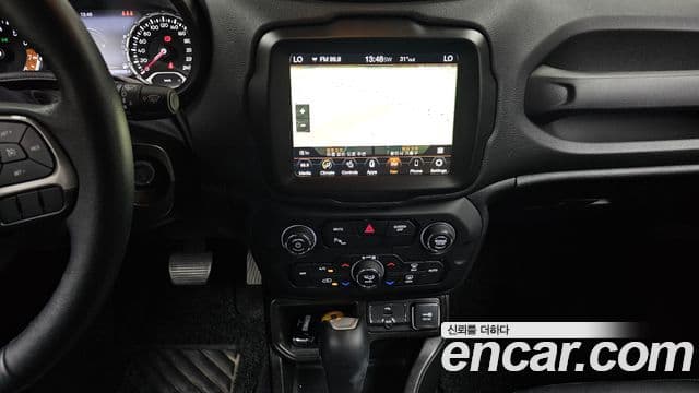 Jeep Renegade 2022 — ფოტო 17/20