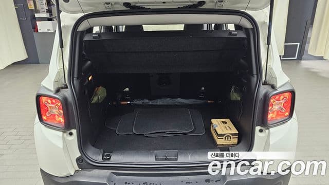 Jeep Renegade 2022 — ფოტო 15/20