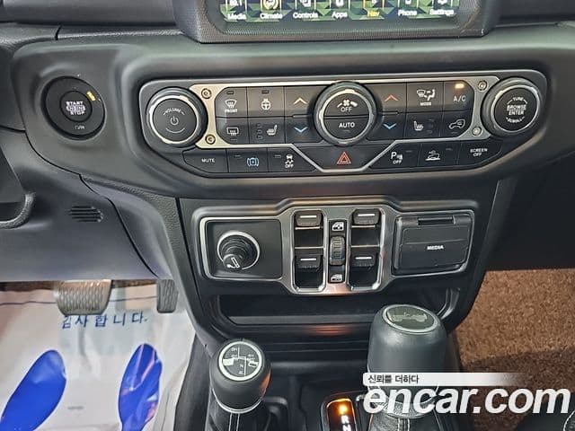 Jeep Wrangler 2021 — Photo 18/19