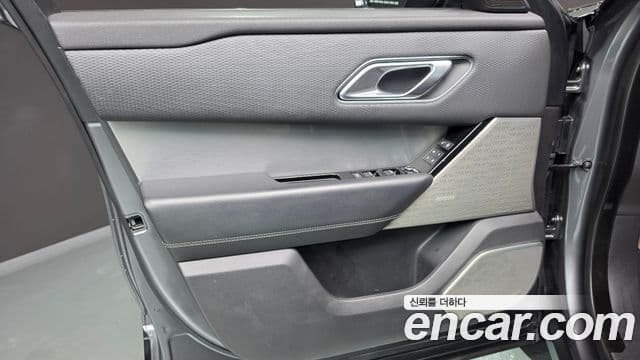 Land Rover Range Rover Velar 2018 — Photo 8/32