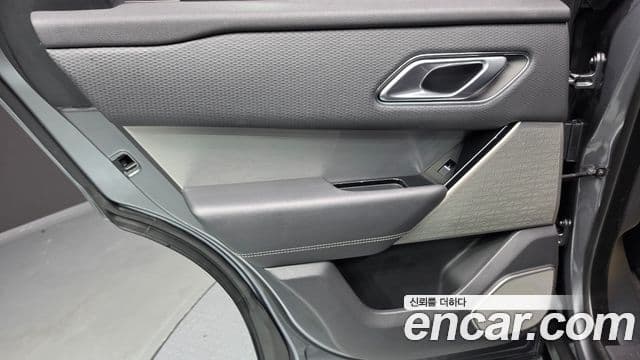 Land Rover Range Rover Velar 2018 — Photo 14/32