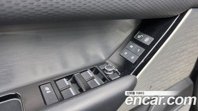 Land Rover Range Rover Velar 2018 — Photo 15/32