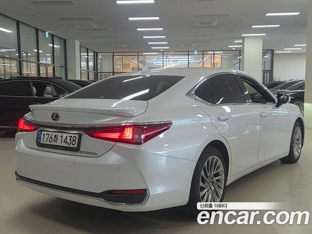 Lexus ES300h 2022 — Photo 9/15