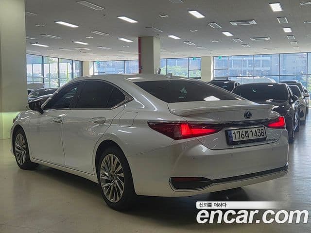 Lexus ES300h 2022 — Photo 13/15