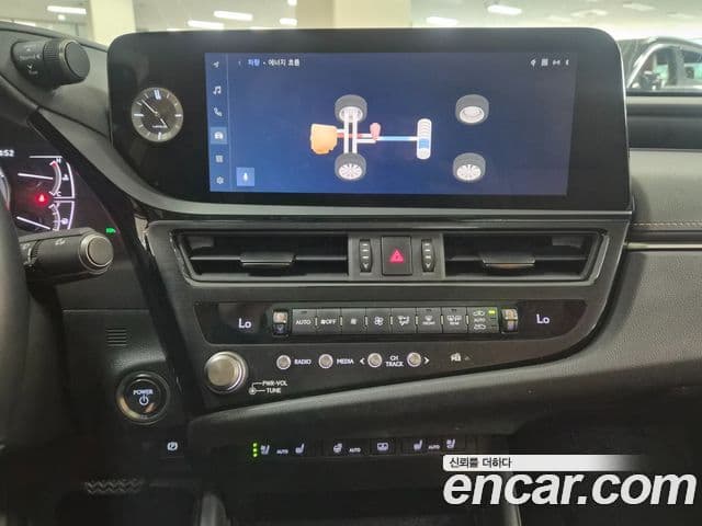 Lexus ES300h 2022 — Photo 8/15