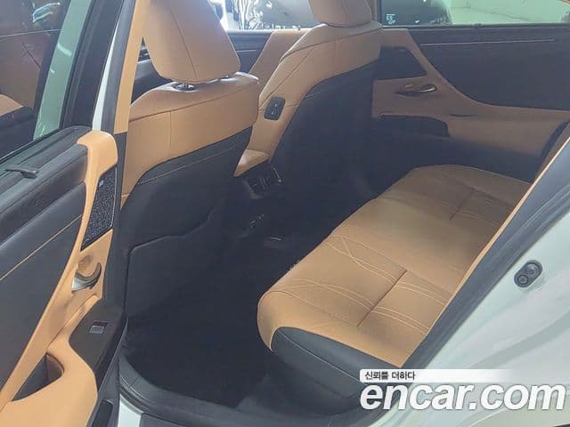 Lexus ES300h 2022 — Photo 14/15