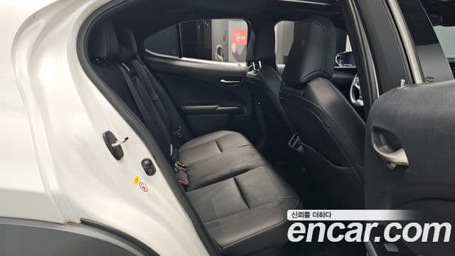 Lexus UX250h 2019 — Фото 11/20