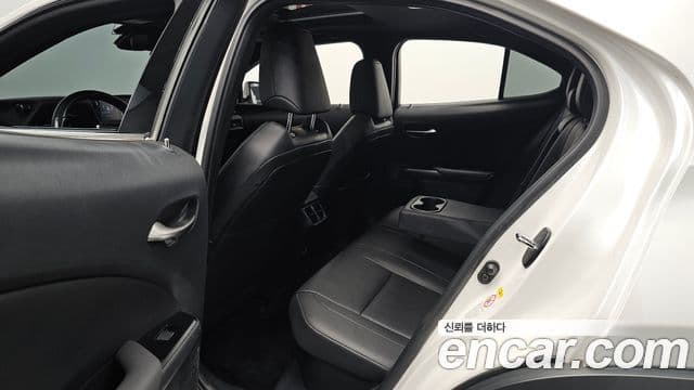 Lexus UX250h 2019 — Фото 12/20