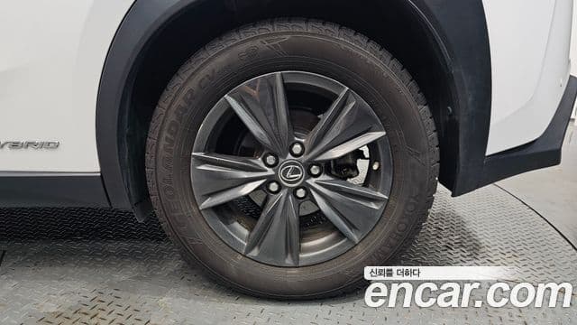 Lexus UX250h 2019 — Photo 4/32