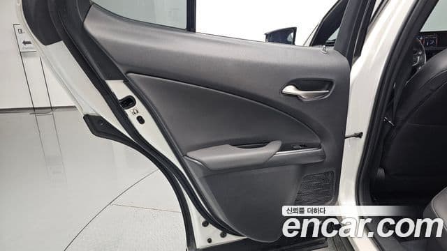 Lexus UX250h 2019 — Photo 21/32