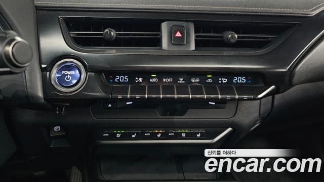 Lexus UX250h 2019 — Photo 29/32