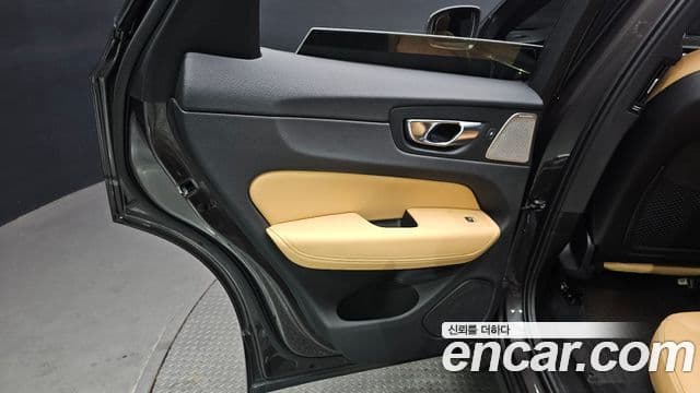 Volvo XC60 2024 — Şəkil 32/37