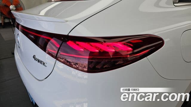 Mercedes-Benz EQE 2023 — ფოტო 13/34