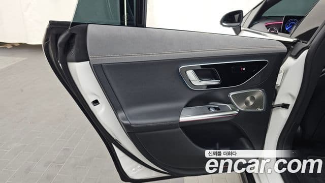 Mercedes-Benz EQE 2023 — ფოტო 16/34