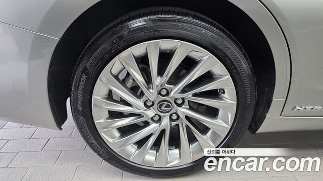 Lexus ES300h 2021 — Şəkil 28/34