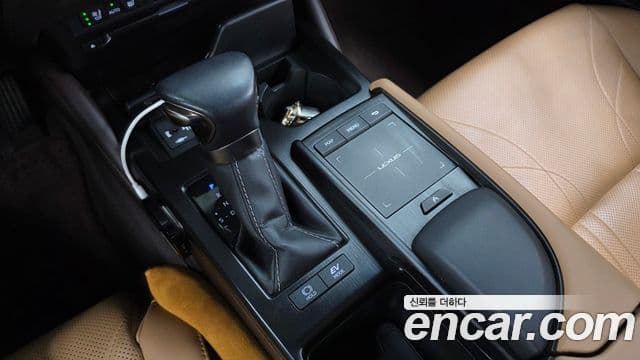 Lexus ES300h 2021 — Şəkil 32/34