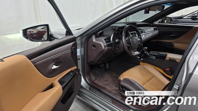 Lexus ES300h 2021 — Şəkil 30/34