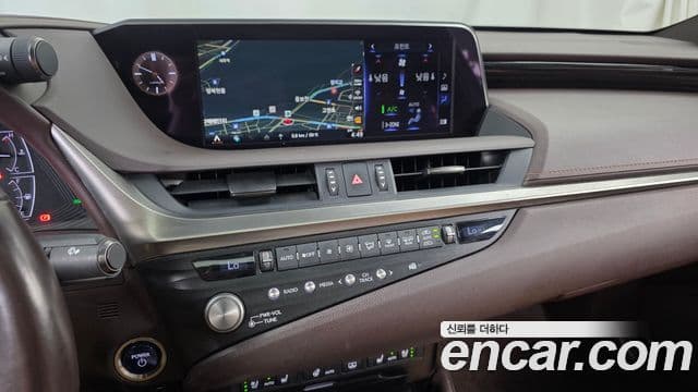 Lexus ES300h 2021 — Şəkil 22/34