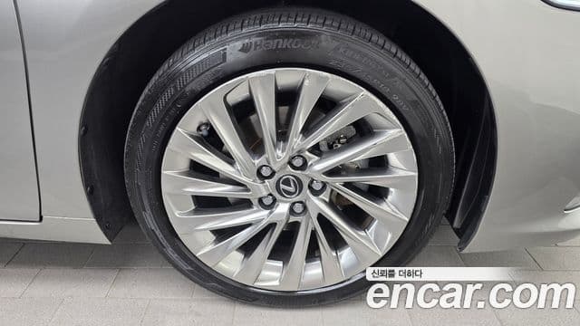 Lexus ES300h 2021 — Şəkil 25/34