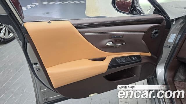 Lexus ES300h 2021 — Şəkil 24/34