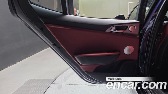 Kia Stinger 2018 — ფოტო 16/32