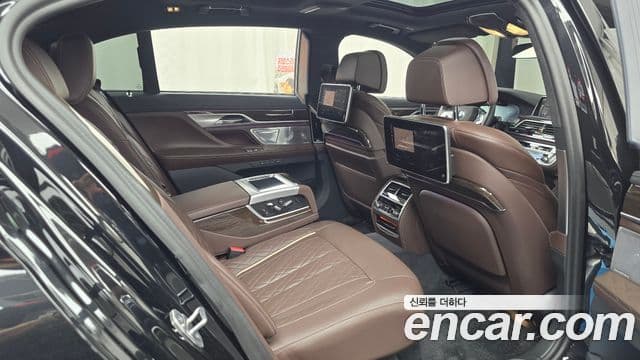 BMW 7 Series 2022 — ფოტო 8/20