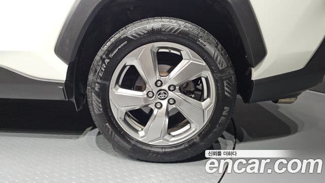 Toyota RAV4 2019 — Photo 21/33