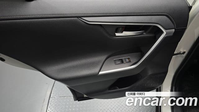 Toyota RAV4 2019 — Photo 22/33