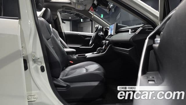 Toyota RAV4 2019 — Photo 9/33