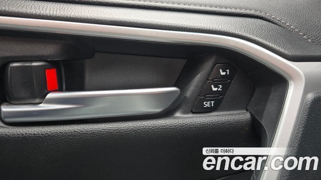 Toyota RAV4 2019 — Photo 10/33