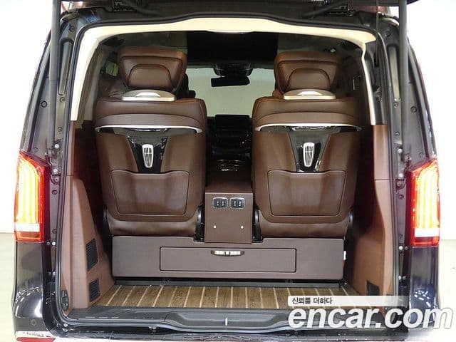 Mercedes-Benz V-Class 2023 — Фото 10/20