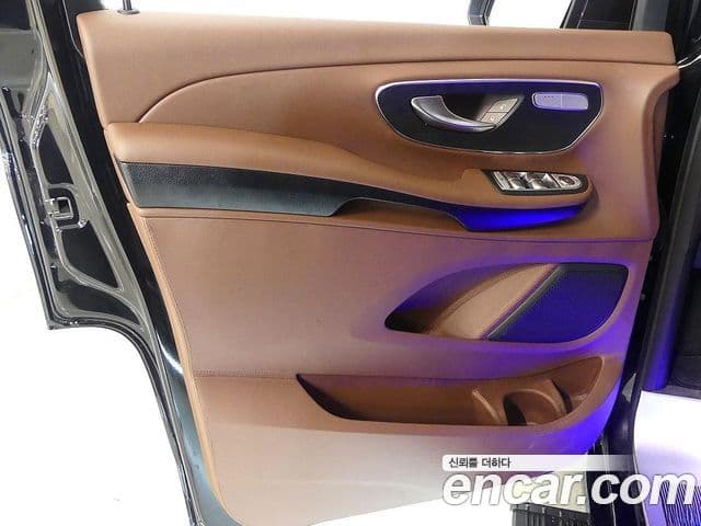 Mercedes-Benz V-Class 2023 — Фото 6/20