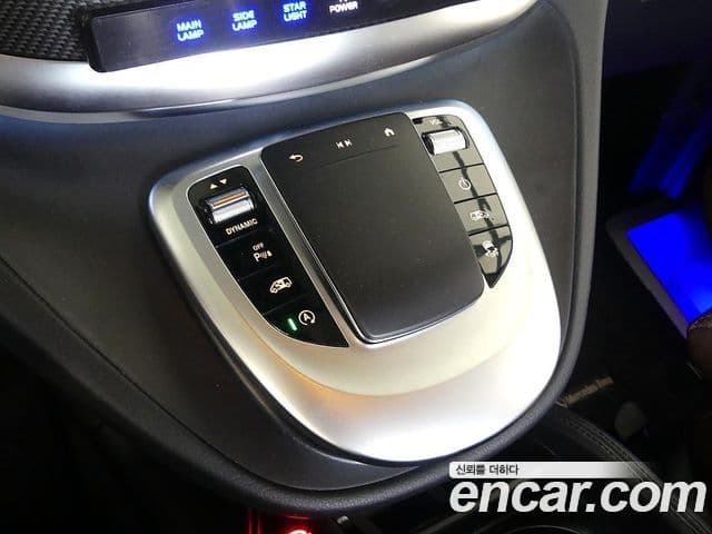 Mercedes-Benz V-Class 2023 — Фото 13/20