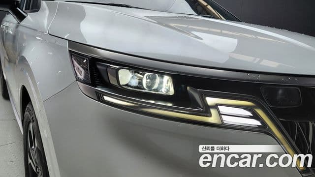 Kia Carnival 2021 — ფოტო 14/29