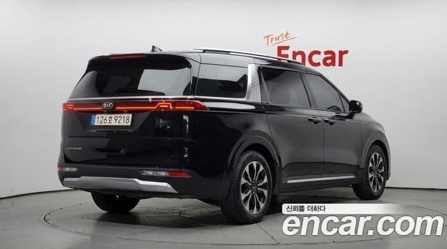 Kia Carnival 2021 — ფოტო 18/30