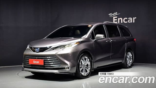 Toyota Sienna 2023 — Фото 1/20