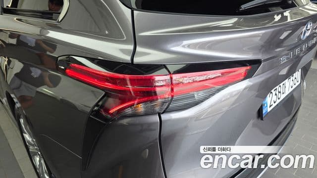 Toyota Sienna 2023 — Photo 30/34