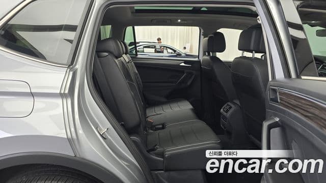 Volkswagen Tiguan Allspace 2023 — Фото 10/20