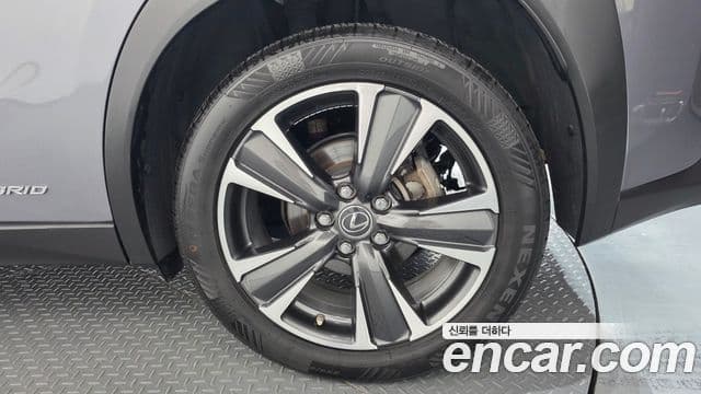Lexus UX250h 2019 — Şəkil 16/36