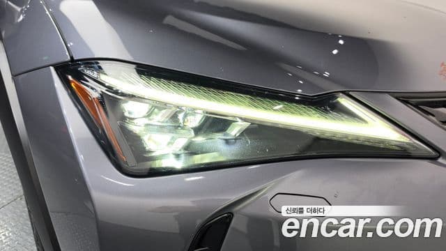 Lexus UX250h 2019 — Şəkil 33/36