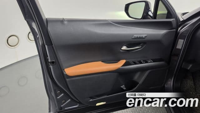 Lexus UX250h 2019 — Şəkil 32/36