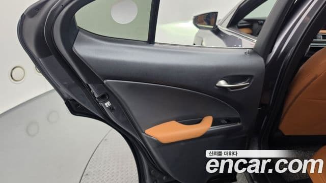 Lexus UX250h 2019 — Şəkil 23/36