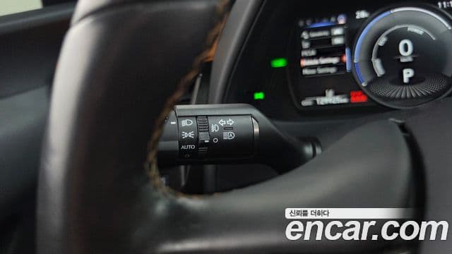 Lexus UX250h 2019 — Şəkil 30/36