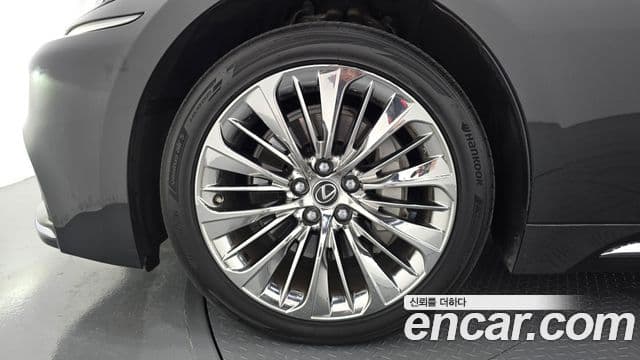 Lexus LS500 2019 — Photo 1/20